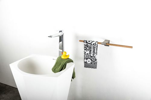Maksymalnie uproszczona forma designerskiego wieszaka na łazienkowy ręcznik
